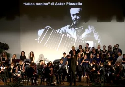 L'orchestra e il coro del civico istituto musicale Vivaldi: soltanto una delle opportunità offerte dalla scuola gestita dall'Isitituzione comunale culturale